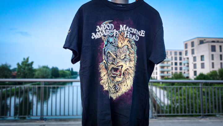 Ein Shirt auf einer Brücke aufgehängt