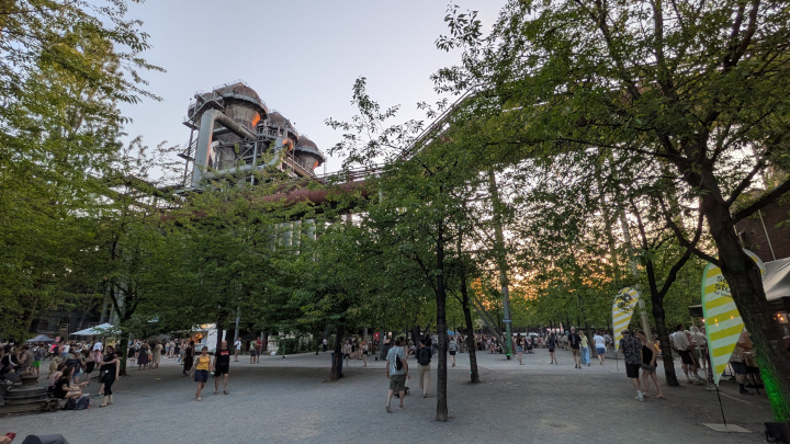 Blick auf das Gelände des Traumzeit Festival 2026 mit Industriekulisse.