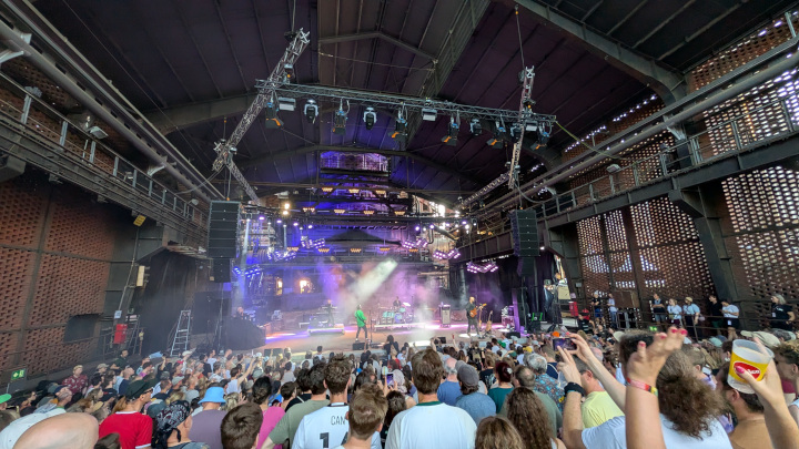 Blick im Weitwinkel in die Gießhalle des Landschaftsparks Duisburg beim Traumzeit Festival 2026.