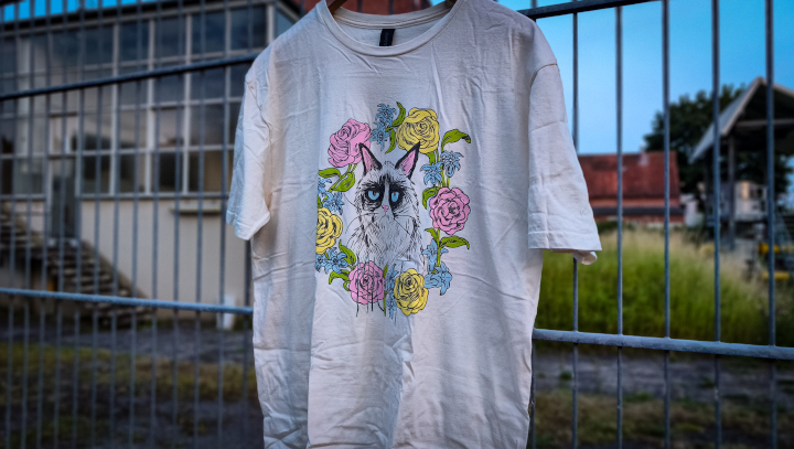 Ein shirt an einem Bauzaun.