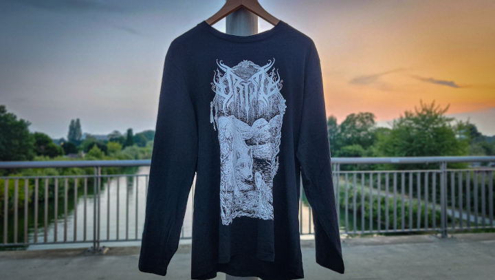 Ein Shirt im Sonnenuntergang auf einer Brücke aufgehängt.