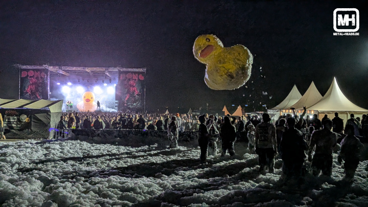 Fliegende Riesen-Gummmiente über dem Schaumbad vor der Dong-Bühne mit Alestorm.